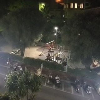 Bordighera: urla, musica ad alto volume e schiamazzi dai giardini di corso Italia, residenti esasperati (Foto e Video) Bordighera: urla, musica ad alto volume e schiamazzi dai giardini di corso Italia, residenti esasperati (Foto e Video)