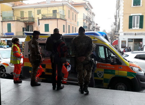 Ventimiglia: dà in escandescenze ed importuna i viaggiatori sul treno, fermato alla stazione dalla Polizia Ferroviaria (Foto)