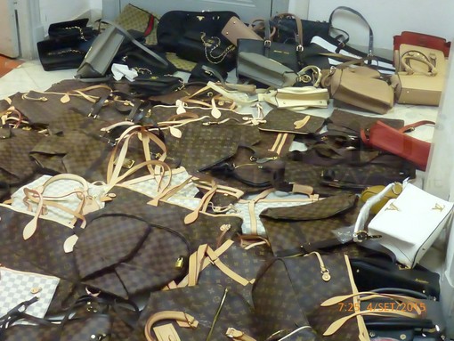 Agente in borghese sul treno: all'arrivo a Ventimiglia vù cumprà fermati e merce contraffatta sequestrata