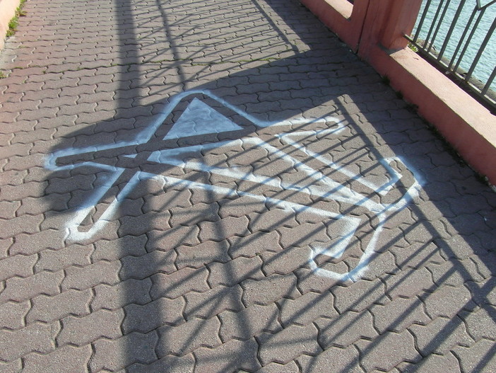 Simboli alieni o ‘semplici’ atti vandalici? Il caso della Passerella Squarciafichi a Ventimiglia