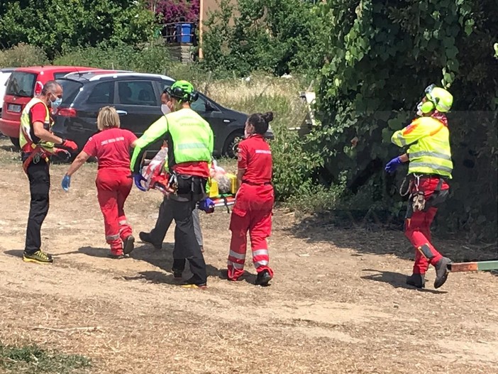 Santo Stefano al Mare: si 'infilza' un polpaccio finendo in un pozzo, mobilitazione di soccorsi (Foto e Video)