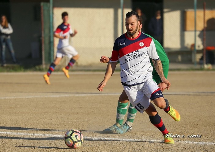 Nella foto Simone Fiore in azione con la maglia del Camporosso: l'attaccante è tornato al Don Bosco Valle Intemelia