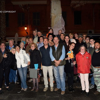 Ieri sera la cena dei 'mugugnini' sanremesi: ecco il simbolo del gruppo, il leone di Sanremo con sardenaira e Vermentino Ieri sera la cena dei 'mugugnini' sanremesi: ecco il simbolo del gruppo, il leone di Sanremo con sardenaira e Vermentino
