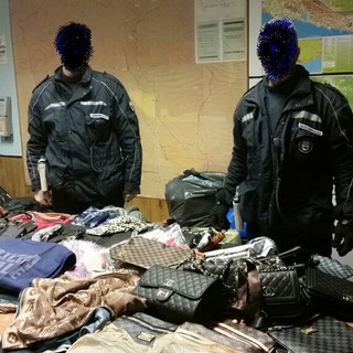 Polizia locale di Ventimiglia: continuano le azioni di sequestro di merce contraffatta Polizia locale di Ventimiglia: continuano le azioni di sequestro di merce contraffatta