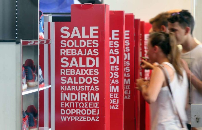 Diano Marina, al via i saldi. Franca Weitzenmiller: "Per le vie del centro, e non solo, molte le occasioni. Tanti i negozi che resteranno aperti sino alle 23" Diano Marina, al via i saldi. Franca Weitzenmiller: "Per le vie del centro, e non solo, molte le occasioni. Tanti i negozi che resteranno aperti sino alle 23"