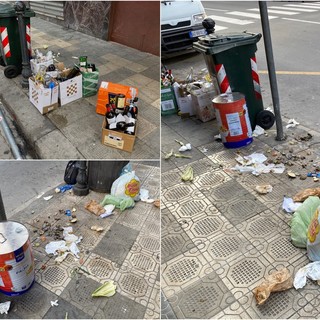 I rifiuti abbandonati ogni giorno sul marciapiede di via Roma