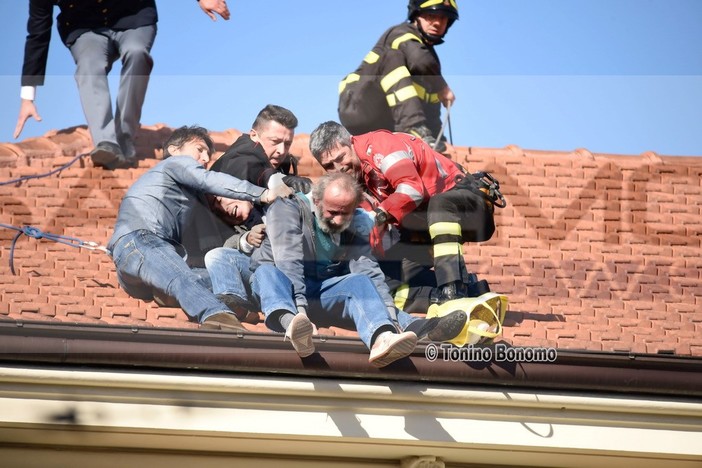 Sanremo: tentato suicidio dal tetto durante il Festival, medaglia di bronzo per il Carabiniere Livio Bellone Sanremo: tentato suicidio dal tetto durante il Festival, medaglia di bronzo per il Carabiniere Livio Bellone