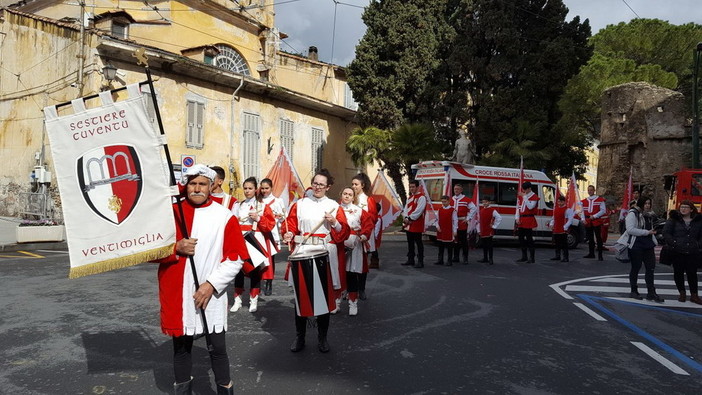 Ventimiglia: alla festa di S. Benedetto Revelli di Taggia, inaugurato nuovo gonfalone del Sestiere Cuventu