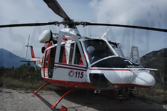 Seborga, uomo cade con un vetro in mano: grave ferita al braccio, trasferito in elicottero a Savona