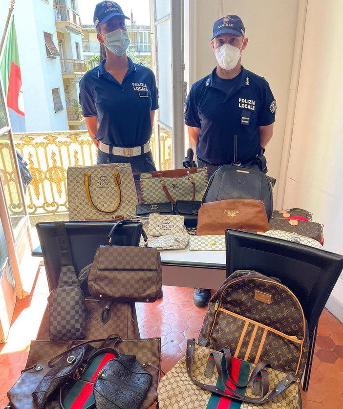 Sanremo: senegalese ai domiciliari va in strada a vendere 'patacche', arrestato dalla Polizia Municipale