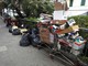 Sanremo: una lunga fila di rifiuti abbandonati in via Nino Bixio. Lamentarsi per la differenziata è facile, meno semplice è rispettare le regole (foto)