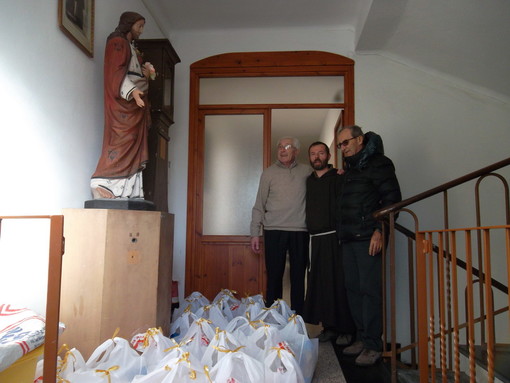 Il Lions Club Sanermo Host consegna 80 sacchetti di generi alimentari alle parrocchie cittadine