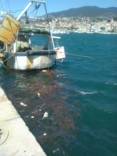Sanremo: in corso una forte 'libecciata', intanto il porto matuziano è un ricettacolo di rifiuti