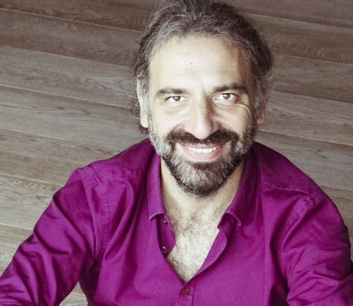 Stefano Bollani apre il Festival di Cervo con ‘Que bom’: le sonorità brasiliane esplodono sul Sagrato dei Corallini Stefano Bollani apre il Festival di Cervo con ‘Que bom’: le sonorità brasiliane esplodono sul Sagrato dei Corallini