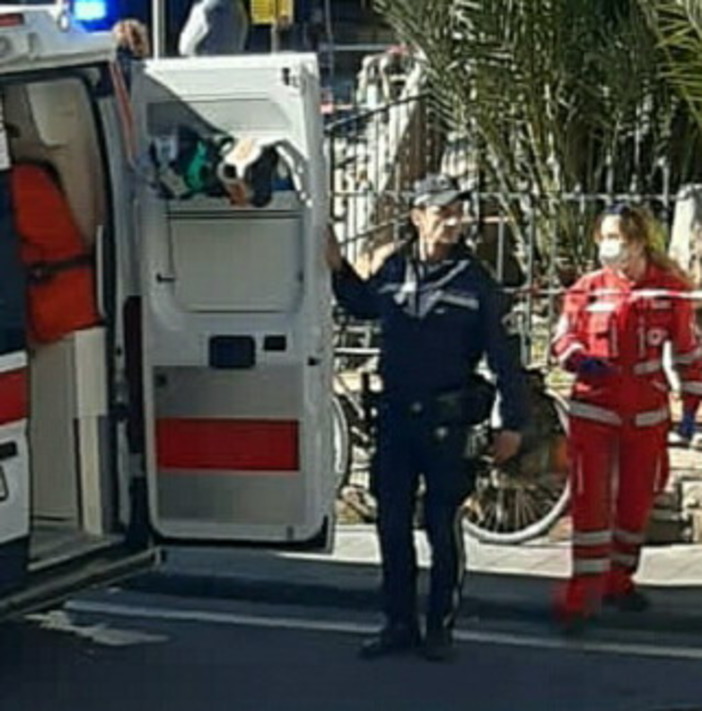 Sanremo: anziano si accascia a terra al mercato, pronto intervento di Municipale e Croce Rossa (Foto) Sanremo: anziano si accascia a terra al mercato, pronto intervento di Municipale e Croce Rossa (Foto)