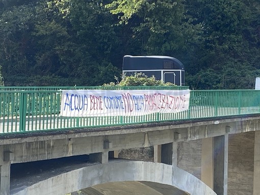 Badalucco: appeso striscione per protesta, "Acqua bene comune, no alla privatizzazione" Badalucco: appeso striscione per protesta, "Acqua bene comune, no alla privatizzazione"