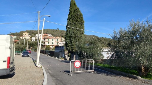 Palo della Telecom pericolante: il Sindaco chiude la strada per sicurezza, Terzorio è isolato (Foto) Palo della Telecom pericolante: il Sindaco chiude la strada per sicurezza, Terzorio è isolato (Foto)