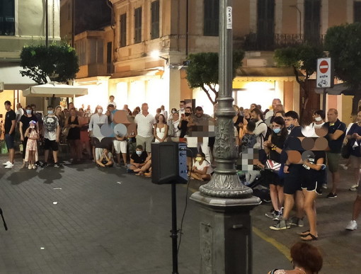 Diano Marina: giocoliere multato per uno spettacolo in piazza del Comune contro le normative Covid (Foto)