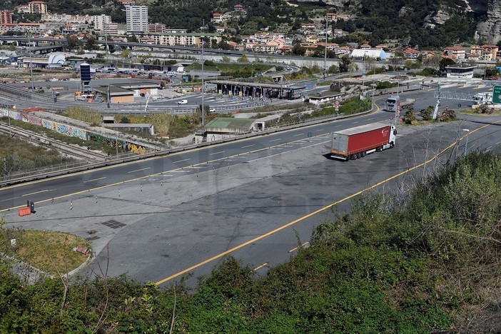 Ventimiglia: cambio di 'obiettivo' per i manifestanti francesi in barriera, ora vogliono bloccare la direzione Francia Ventimiglia: cambio di 'obiettivo' per i manifestanti francesi in barriera, ora vogliono bloccare la direzione Francia