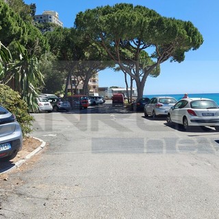 Balzi Rossi, il paradiso ferito dagli scarichi: dopo mesi di segnalazioni il liquame continua a finire in mare