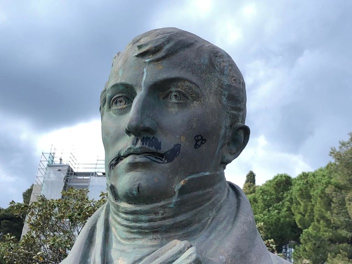 Imperia: i soliti vandali si scagliano contro la statua di Manuel Belgrano sulla spianata (Foto) Imperia: i soliti vandali si scagliano contro la statua di Manuel Belgrano sulla spianata (Foto)