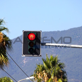 Sanremo: semaforo di corso Mazzini bloccato sul 'rosso', traffico in tilt e intervento della Municipale Sanremo: semaforo di corso Mazzini bloccato sul 'rosso', traffico in tilt e intervento della Municipale
