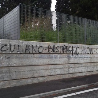 La scritta comparsa a Imperia, vicino al Tribunale