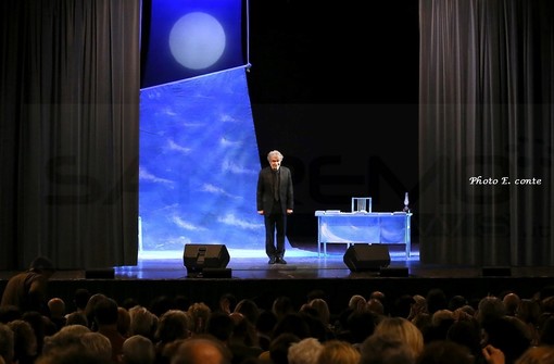 Bordighera: prosegue il successo della rassegna 'Fughe di Teatro e Umorismo', ieri Gioele Dix (Foto e Video)