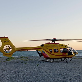 Ventimiglia: 76enne si sente male alla spiaggia delle Calandre, trasportata in elicottero a Pietra Ligure (Foto) Ventimiglia: 76enne si sente male alla spiaggia delle Calandre, trasportata in elicottero a Pietra Ligure (Foto)