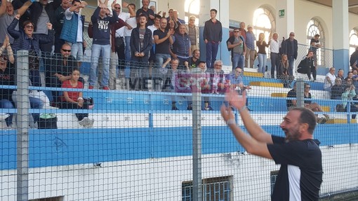 Mister Alessandro Lupo saluta i tifosi della Sanremese dopo il 2-1 sul Chieri (foto Christian Flammia)