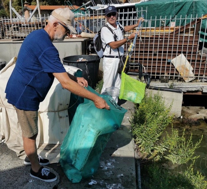 Sanremo: questa mattina, effettuata raccolta rifiuti galleggianti sulle acque di Porto vecchio
