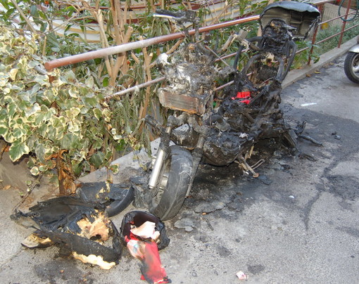 Taggia: scooter a fuoco stanotte in regione Santa Lucia Taggia: scooter a fuoco stanotte in regione Santa Lucia