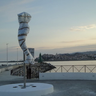 Imperia: questa sera alle 21.30 l'inaugurazione della 'Forma Sirena', la statua sul molo di Oneglia Imperia: questa sera alle 21.30 l'inaugurazione della 'Forma Sirena', la statua sul molo di Oneglia