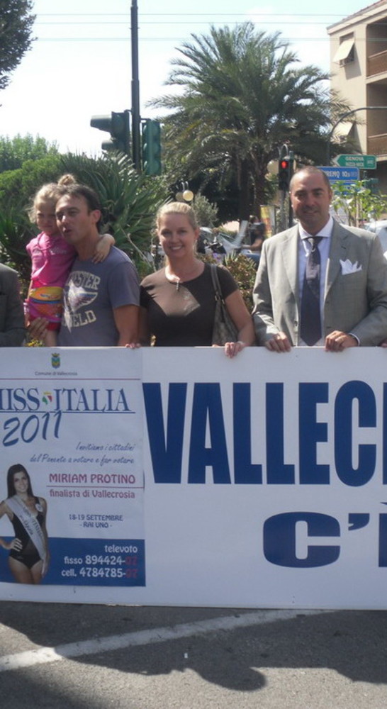 Da sinistra il Papà Silvio con la sorella e la mamma Agnese, e l'assessore Fabio Perri Da sinistra il Papà Silvio con la sorella e la mamma Agnese, e l'assessore Fabio Perri