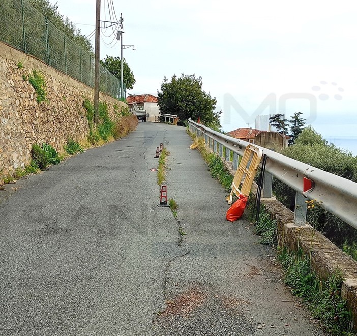 Sanremo: strada Ville abbandonata da due anni, i residenti chiedono un intervento di manutenzione (Foto) Sanremo: strada Ville abbandonata da due anni, i residenti chiedono un intervento di manutenzione (Foto)