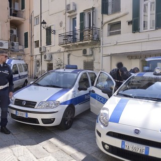 Sanremo: task force della Municipale ampliata per far fronte all'abusivismo commerciale durante i 'ponti' (Foto)
