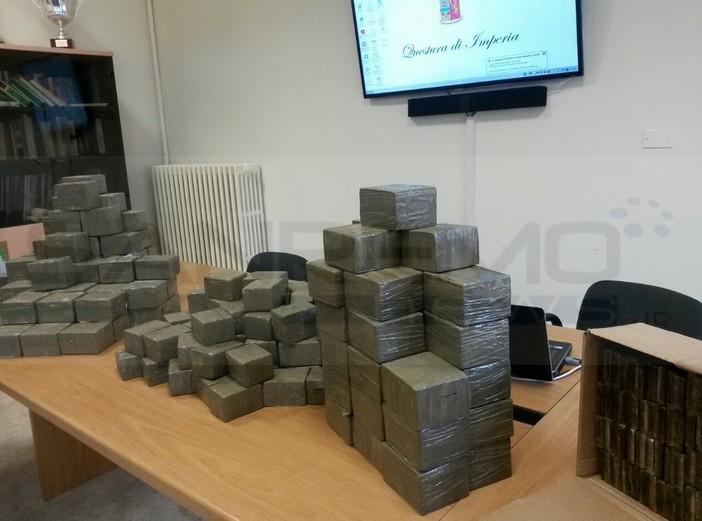 San Bartolomeo al Mare: 55enne campano arrestato con decine di panetti per 160 kg di hashish in macchina San Bartolomeo al Mare: 55enne campano arrestato con decine di panetti per 160 kg di hashish in macchina