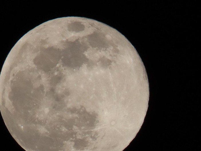 Ecco lo spettacolo della Super Luna: ieri notte il satellite era a 'solo' 356.761 chilometri dalla Terra (Video) Ecco lo spettacolo della Super Luna: ieri notte il satellite era a 'solo' 356.761 chilometri dalla Terra (Video)