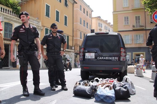 I Carabinieri con parte della merce sequestrata questa mattina al mercato