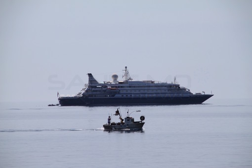 La “Seadream” al largo di Sanremo La “Seadream” al largo di Sanremo