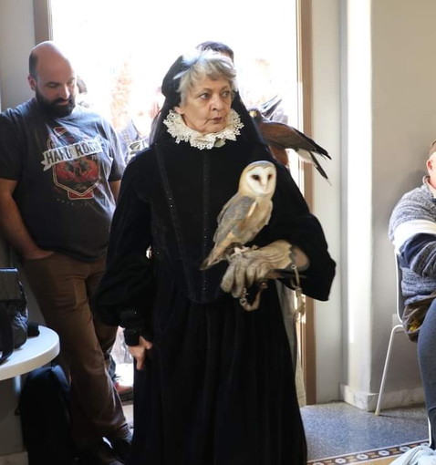 Sanremo: ieri pomeriggio con l'associazione 'Terra di Confine' la sfilata di falconieri a Villa Ormond (Foto)