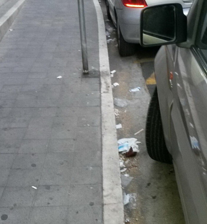 Sanremo: via Martiri piena di rifiuti dopo il mercato del sabato, la mail e le foto di un nostro lettore