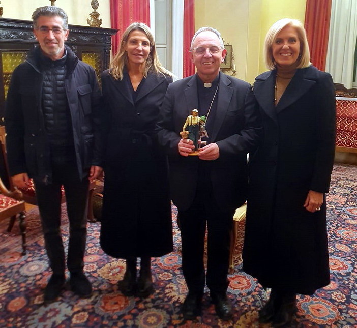Il Vescovo Suetta riceve dalla Confartigianato e dalla Coldiretti una speciale statuina del Presepe
