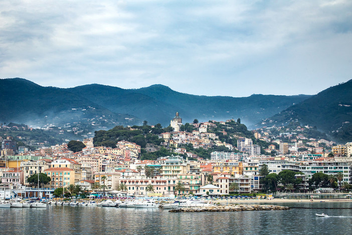 La Sanremo del futuro secondo l'Intelligenza artificiale: "Il Festival la farà brillare, mentre la città si evolverà in modo sorprendente"