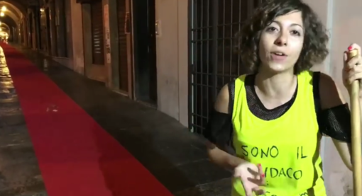 Pieve di Teco: un video ironico di una Consigliera 5 Stelle sul red carpet. "Spreco di denaro pubblico"