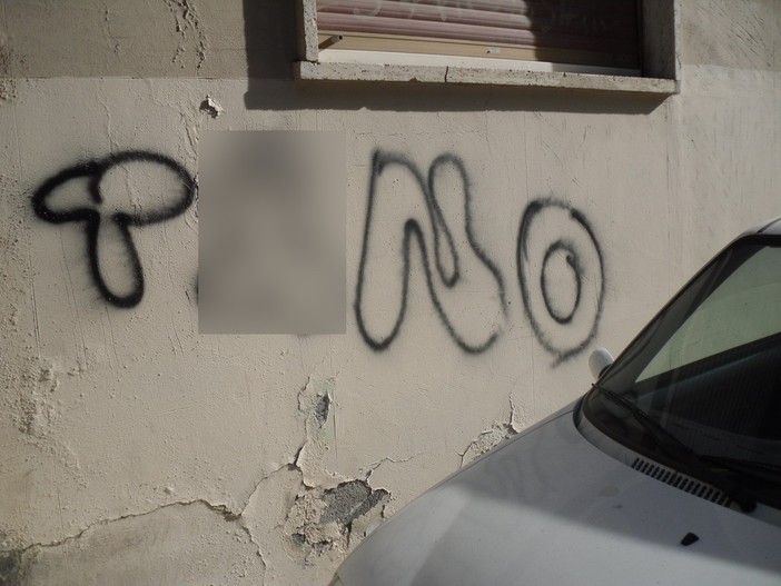 Ventimiglia: writers in azione nella notte, imbrattato il Comune con graffiti contro Scullino Ventimiglia: writers in azione nella notte, imbrattato il Comune con graffiti contro Scullino