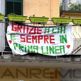 &quot;Grazie a chi è sempre in prima linea&quot;: uno striscione per ringraziare chi lavora per noi a Sanremo (Foto)