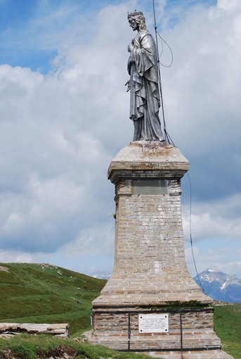 La statua oggi (sotto alcune foto dei lavori eseguiti nel 1991) La statua oggi (sotto alcune foto dei lavori eseguiti nel 1991)