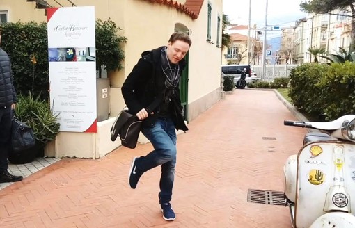 Bordighera: gruppo Facebook produce video sul balletto della Tim, tutta la città balla come Swen (Video)