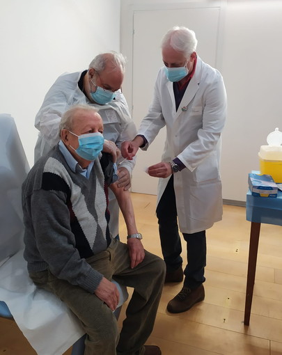 Arrivano altri 2.340 vaccini Pfizer in provincia di Imperia: sabato prossimo toccherà all'AstraZeneca